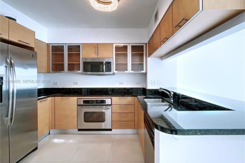 Condo in Miami, Florida, 1 bedroom  № 2066143 - photo 2