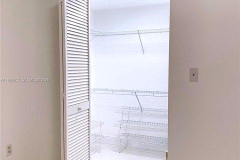 Condo in Miami, Florida, 1 bedroom  № 2066143 - photo 11