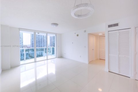 Condo in Miami, Florida, 1 bedroom  № 2066143 - photo 5