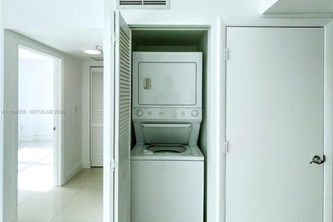 Condo in Miami, Florida, 1 bedroom  № 2066143 - photo 6