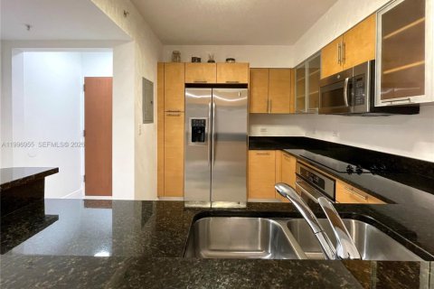 Condo in Miami, Florida, 1 bedroom  № 2066143 - photo 3
