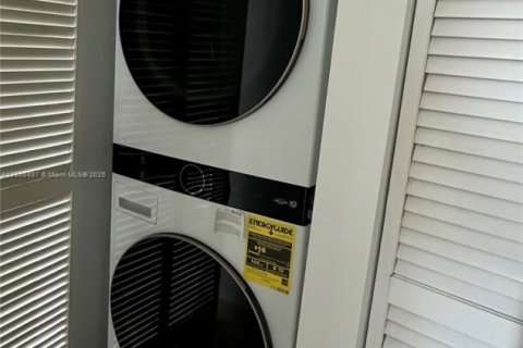 Condo in Miami, Florida, 1 bedroom  № 1933444 - photo 12