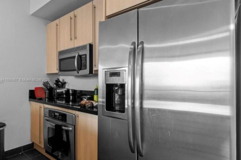 Condo in Miami, Florida, 1 bedroom  № 1933444 - photo 10