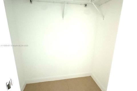 Condo in Miami, Florida, 1 bedroom  № 1933444 - photo 17