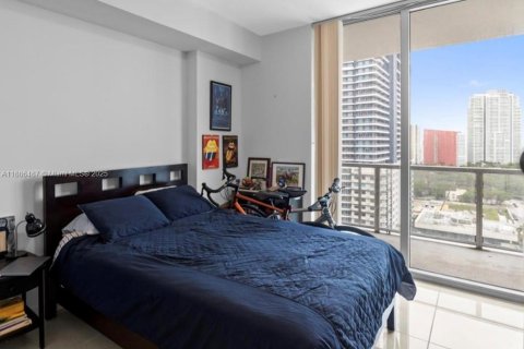 Condo in Miami, Florida, 1 bedroom  № 1933444 - photo 11