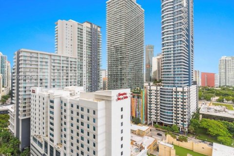 Condo in Miami, Florida, 1 bedroom  № 1933444 - photo 1