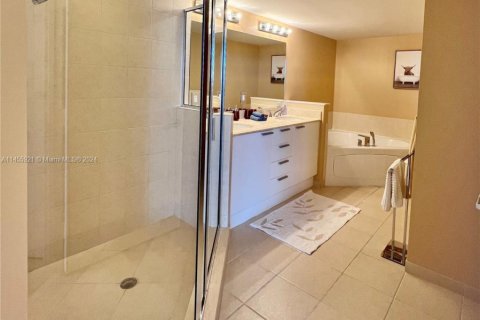 Condo in Sunny Isles Beach, Florida, 2 bedrooms  № 2018475 - photo 21