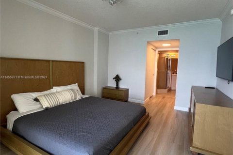 Condo in Sunny Isles Beach, Florida, 2 bedrooms  № 2018475 - photo 14