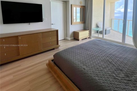 Condo in Sunny Isles Beach, Florida, 2 bedrooms  № 2018475 - photo 16