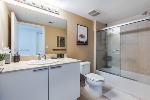 Condo in Sunny Isles Beach, Florida, 2 bedrooms  № 2018475 - photo 27