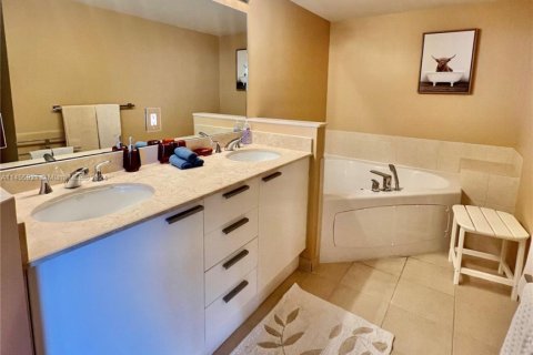 Condo in Sunny Isles Beach, Florida, 2 bedrooms  № 2018475 - photo 20