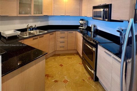Condo in Sunny Isles Beach, Florida, 2 bedrooms  № 2018475 - photo 10