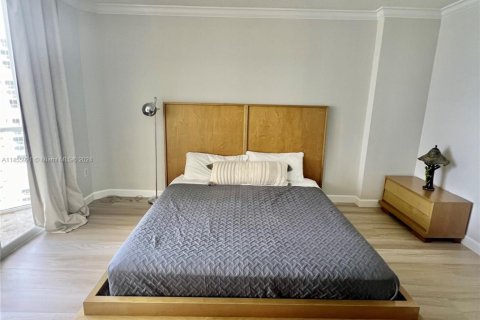 Condo in Sunny Isles Beach, Florida, 2 bedrooms  № 2018475 - photo 15