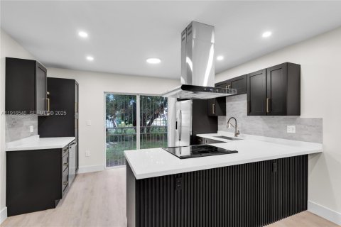 House in Miami, Florida 4 bedrooms, 113.71 sq.m. № 1990050 - photo 4