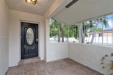 House in Miami, Florida 4 bedrooms, 113.71 sq.m. № 1990050 - photo 19
