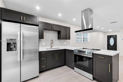 House in Miami, Florida 4 bedrooms, 113.71 sq.m. № 1990050 - photo 2