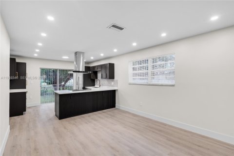 House in Miami, Florida 4 bedrooms, 113.71 sq.m. № 1990050 - photo 6