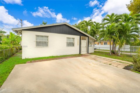 House in Miami, Florida 4 bedrooms, 113.71 sq.m. № 1990050 - photo 20