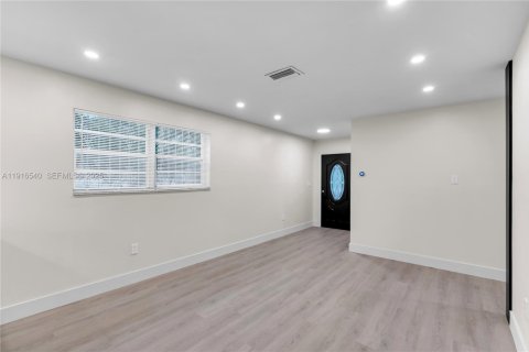 House in Miami, Florida 4 bedrooms, 113.71 sq.m. № 1990050 - photo 7