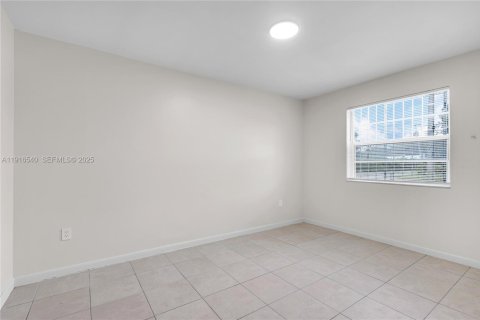 House in Miami, Florida 4 bedrooms, 113.71 sq.m. № 1990050 - photo 16