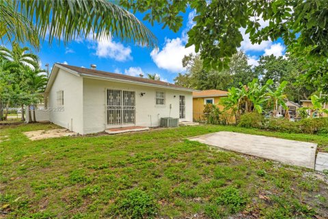 House in Miami, Florida 4 bedrooms, 113.71 sq.m. № 1990050 - photo 24