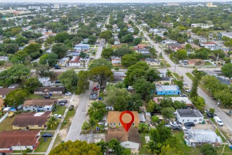 House in Miami, Florida 4 bedrooms, 113.71 sq.m. № 1990050 - photo 22