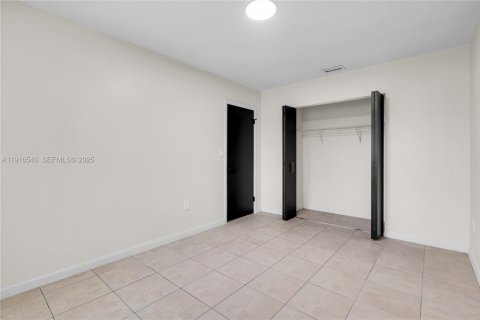 House in Miami, Florida 4 bedrooms, 113.71 sq.m. № 1990050 - photo 17