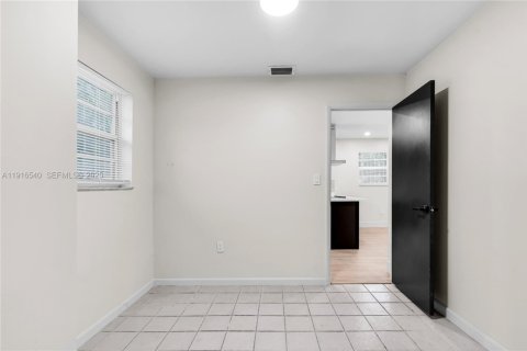 House in Miami, Florida 4 bedrooms, 113.71 sq.m. № 1990050 - photo 9