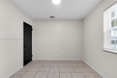 House in Miami, Florida 4 bedrooms, 113.71 sq.m. № 1990050 - photo 15