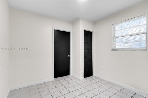 House in Miami, Florida 4 bedrooms, 113.71 sq.m. № 1990050 - photo 8
