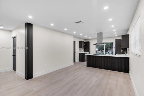 House in Miami, Florida 4 bedrooms, 113.71 sq.m. № 1990050 - photo 5