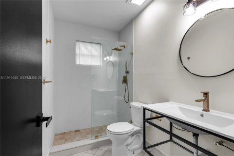 House in Miami, Florida 4 bedrooms, 113.71 sq.m. № 1990050 - photo 13
