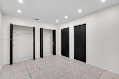 House in Miami, Florida 4 bedrooms, 113.71 sq.m. № 1990050 - photo 10
