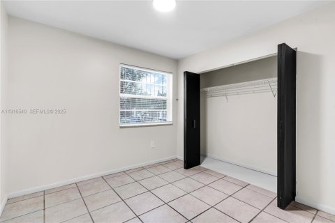 House in Miami, Florida 4 bedrooms, 113.71 sq.m. № 1990050 - photo 14