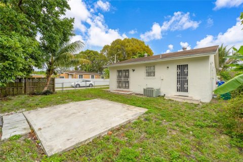 House in Miami, Florida 4 bedrooms, 113.71 sq.m. № 1990050 - photo 23