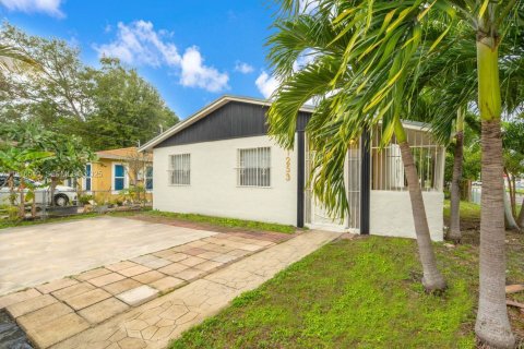 House in Miami, Florida 4 bedrooms, 113.71 sq.m. № 1990050 - photo 1