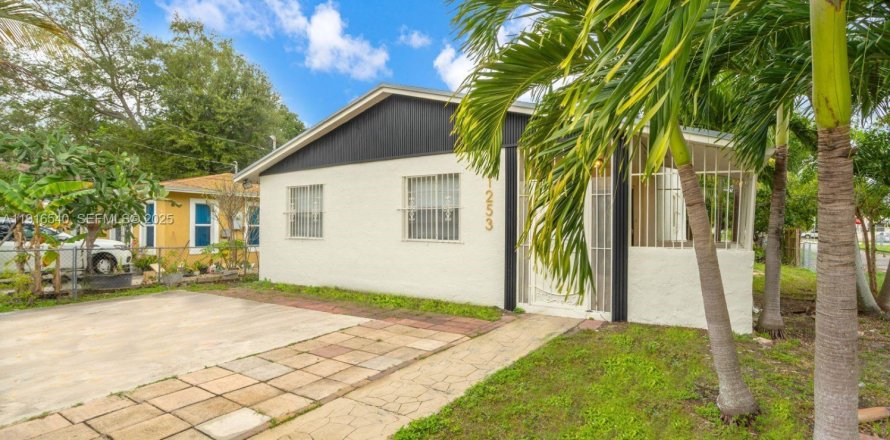 House in Miami, Florida 4 bedrooms, 113.71 sq.m. № 1990050