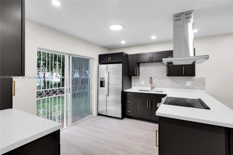 House in Miami, Florida 4 bedrooms, 113.71 sq.m. № 1990050 - photo 3