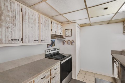 Condominio en venta en North Bay Village, Florida, 2 dormitorios, 95.69 m2 № 1753908 - foto 11