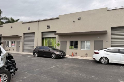Commercial property in Miami, Florida № 2082763 - photo 2