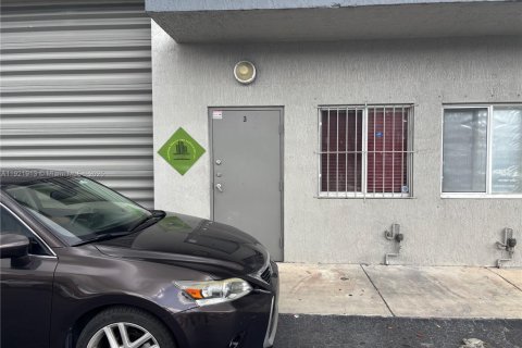 Commercial property in Miami, Florida № 2082763