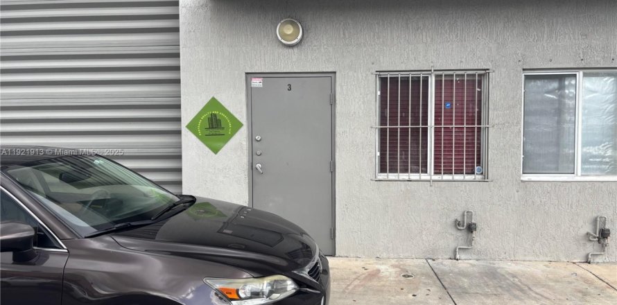 Commercial property in Miami, Florida № 2082763