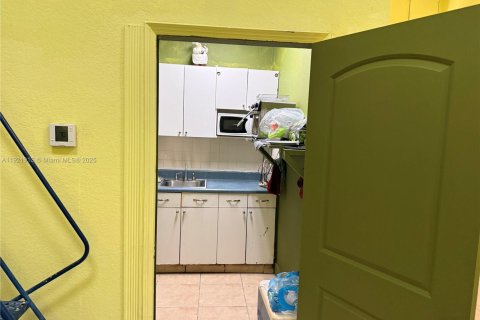 Commercial property in Miami, Florida № 2082763 - photo 11