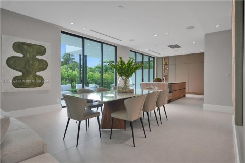 House in Key Biscayne, Florida 5 bedrooms, 332.96 sq.m. № 1940989 - photo 14
