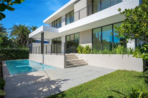 House in Key Biscayne, Florida 5 bedrooms, 332.96 sq.m. № 1940989 - photo 5