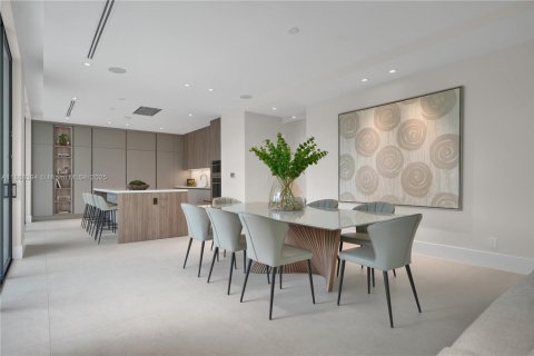 House in Key Biscayne, Florida 5 bedrooms, 332.96 sq.m. № 1940989 - photo 11