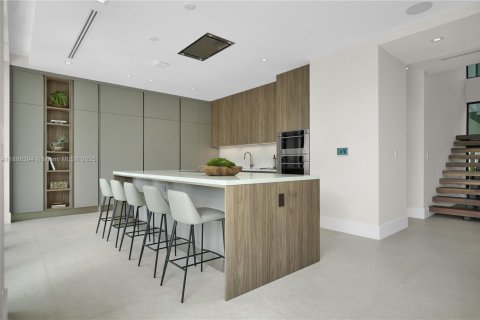House in Key Biscayne, Florida 5 bedrooms, 332.96 sq.m. № 1940989 - photo 16