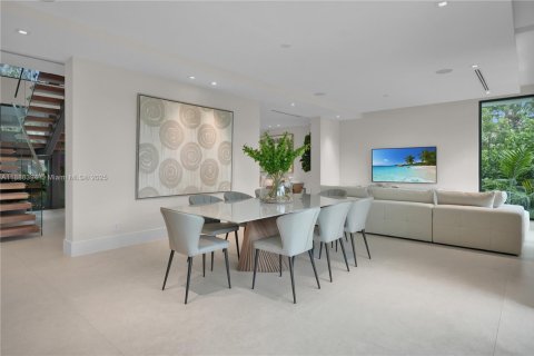 House in Key Biscayne, Florida 5 bedrooms, 332.96 sq.m. № 1940989 - photo 13