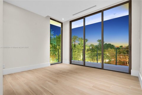 House in Key Biscayne, Florida 5 bedrooms, 332.96 sq.m. № 1940989 - photo 23
