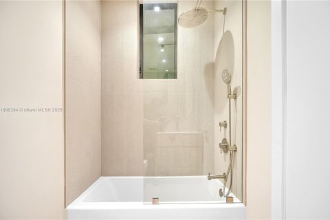 House in Key Biscayne, Florida 5 bedrooms, 332.96 sq.m. № 1940989 - photo 25